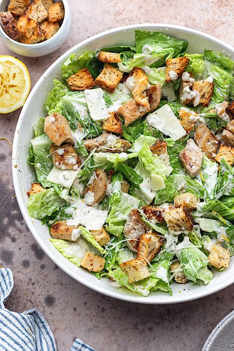 Veggie Caesar Salad, Cesar Salad Wedding, Vegan Chicken Caesar Salad, Caesar Salad Bowl, Tofu Ceasar Salad, Caesar Salad Vegan, Ceaser Salad Ingredients, Easy Salad Ideas Healthy, Ceasar Salad Plating Ideas