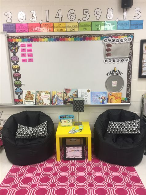 Vip Classroom Ideas, Unique Classroom Furniture, Vip Desk In Classroom, Classroom Countertop Organization, Pre K Classroom Set Up Centers, Y2k Classroom, Classroom Set Up, 5th Grade Classroom Setup, 4th Grade Classroom Setup