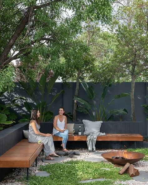 a modern backyard with a long corner wooden bench, a fire pit and lots of plants all around Moderne Have, Backyard Seating, Landscape Designs, Modern Backyard, Backyard Inspiration, Outdoor Gardens Design, Backyard Garden Design, Apartment Garden, Garden Seating