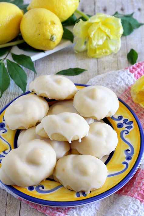 Taralluci al limone are traditional Italian lemon cookies. Soft and tender and topped with lemon glaze. Sicilian Pastries, Bake Quotes, Knot Cookies, Italian Lemon Cookies, Italian Cakes, Dessert Oreo, Italian Christmas Cookies, Italian Cookie Recipes, Cookies Soft