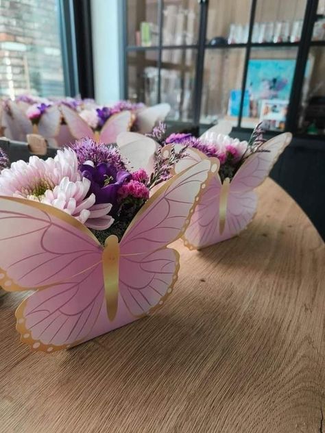 Blooms And Butterflies Theme Party, Butterfly Flower Centerpieces, Quince Ideas Themes Butterfly, Pink Butterfly Centerpieces, Butterfly 1st Birthday Party Decorations, Butterfly Decorations For Party Birthday, Butterfly Tablescape, Butterfly Arrangements, Butterfly Table Centerpieces