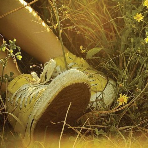 Some people just have an eye for these things and I am soo envious! Yellow Converse, Hufflepuff Aesthetic, Spring Pictures, Foto Tips, Mia 3, Yellow Shoes, Yellow Aesthetic, Spring Inspiration, Mellow Yellow