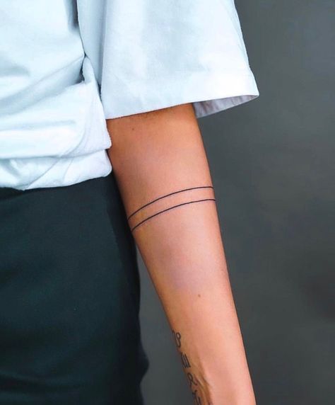 Womens Arm Band Tattoo Simple, Line Around Forearm Tattoo, Ink Stripes Tattoo, Minimal Band Tattoo, Woman Band Tattoo, 2 Line Tattoo Arm, Tattoo Around Arm Bands, Dainty Band Tattoo, Small Arm Band Tattoo