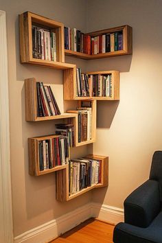 Book Shelves Corner Wall, Small Space Living Wall Shelves, Book Arrangement Ideas Small Spaces, Book Corner Decoration, Cool Corner Shelves, Bookshelf In Office Small Spaces, High Wall Shelves, Homemade Book Shelf, Diy Floating Book Shelves