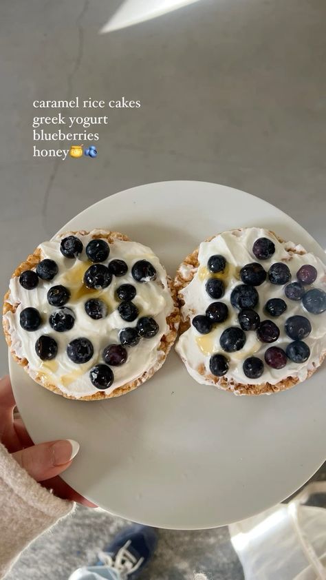 Good Healthy Protein Breakfast, Breakfast Ideas Healthy Yogurt, Breakfast With Rice Cakes, Rice Cakes Breakfast Ideas, Rice Cakes Cream Cheese, Things To Eat With Rice Cakes, Food Inspo Recipes, Caramel Rice Cake Snacks, What To Eat With Rice Cakes