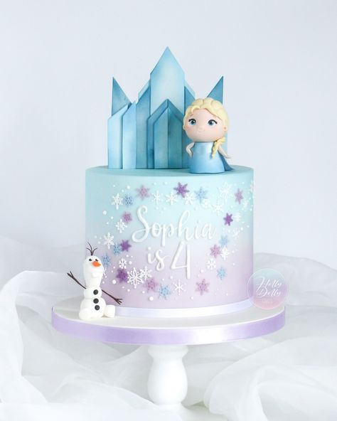 ~ Frozen ~ Here is the full cake from our reel of me handpiping on the name! A sweet and simple Frozen themed cake featuring Elsa and Olaf 😍 I tried out a mix of handpiped and cut out snowflakes for this and I loved how it came out! I used a number 1 nozzle for the snowflakes and probably a 1.5 for the name for those who wanted to know 😁 Small Elsa Cake, Elsa Frozen Cake Ideas, Frozen Cake Simple, Simple Frozen Birthday Cake, Simple Frozen Theme Cake, Frozen Cake Ideas, Cut Out Snowflakes, Olaf Frozen Cake, Elsa Frozen Cake