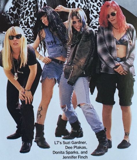 L7 one of my favorite pictures of all time perfectly sums up everything perfect. Fotografia Grunge, Chaotic Aesthetic, Riot Grrl, Moda Grunge, Goth Outfit, Tokyo Street Fashion, Style Indie, 90s Fashion Grunge, Quoi Porter