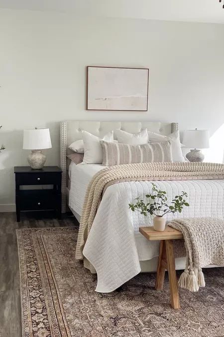 White Coverlet Bedding Ideas, Amazon Bedding Finds, Bedroom Decor From Amazon, Target Bedroom Decor, Bedroom Decor Amazon, Neutral Apartment Decor, Amazon Bedroom Finds, White Quilt Bedding, Target Bedroom