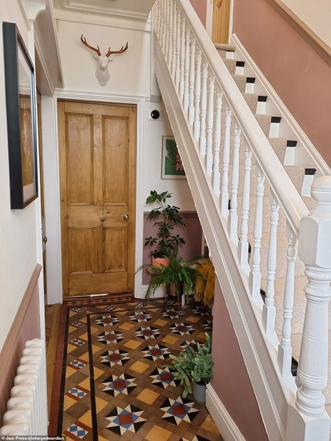 Savvy couple transform dated Edwardian property into a chic home Edwardian Staircase, Living Room Knock Through, Edwardian House Interior, Edwardian House Renovation, Edwardian Hallway, Couples Living Room, Cottage Hallway, Victorian House Renovation, Loft Extension