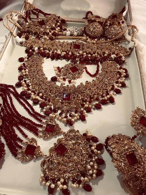 Turkish Wedding Jewelry, Nikah Jewellery Pakistani Bridal, Bridal Wedding Jewellery Set, Red Bridal Jewellery Set, Jewelry Wedding For Bride, Jewelry Bride Wedding, Indian Bridal Jewellery Set Wedding, Bridal Jewellery Set Weddings, Nakles Set Design