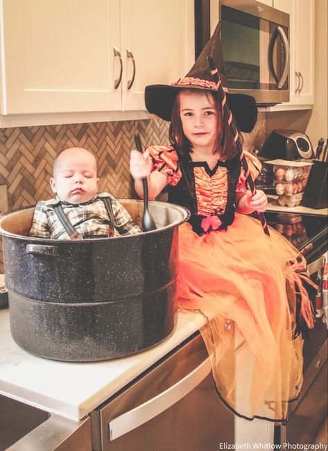 Halloween photo shoot #indiana #halloween #photography #siblings #lynnville #inhomephoto Halloween Sibling Photoshoot, Sibling Halloween Photoshoot, Kids Halloween Photoshoot Ideas, Toddler Halloween Photoshoot, Halloween Shot Ideas, Halloween Photo Shoot, Photography Siblings, Baby First Halloween, Halloween Photography