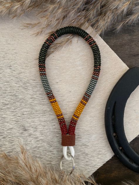 Beaded Western Keychain 🔪 #EDCKnifeBeads #KnifeAccessories #EverydayCarry #EDC #GearCustomization #TacticalBeads #ParacordBeads #HandcraftedBeads #ArtisanBeads #KnifeCollecting #KnifeEnthusiast #GearUpgrade #UniqueBeads #FunctionalArt Seed Bead Keychain, Friendship Brackets, Western Keychain, Sapphire Hair, Beaded Wristlet Keychain, Native Regalia, Bead Animals, Beads Keychain, Diy Lanyard