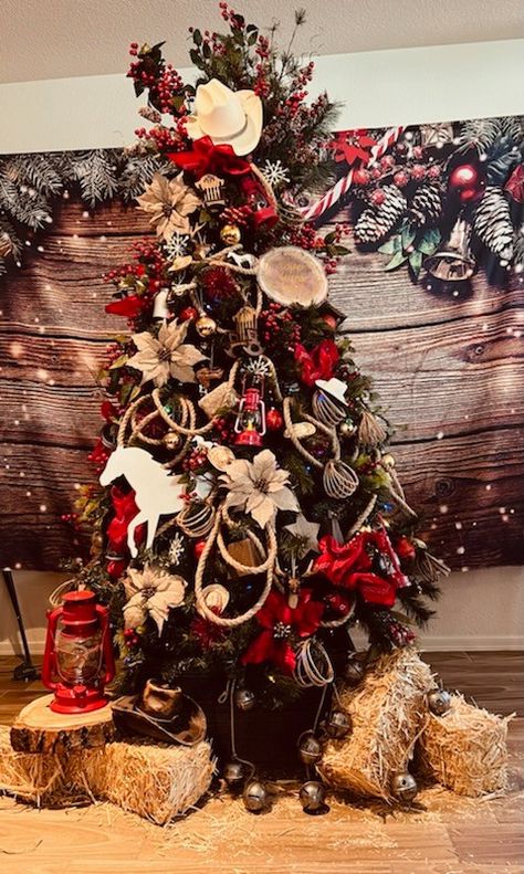 Ranch Theme Christmas Tree, Western Themed Christmas Tree Ideas, Rustic Hunting Christmas Tree, Small Western Christmas Tree, White Western Christmas Tree, Western Theme Christmas Trees, Texas Christmas Tree Ideas, Western Tree Ideas, Cowboy Christmas Table Decorations