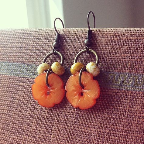 Pumpkin Blossoms Vintage Button Earrings , like the beads on the jump ring to frame the button Jewelry With Buttons, Button Earrings Diy, Button Creations, Bijoux Fil Aluminium, Button Earrings, Button Jewelry, Button Art, Button Crafts, Bijoux Diy