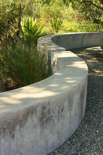 concrete serpentine wall border and pea gravel Concrete Retaining Wall, Garden Retaining Wall, Garden Wall Designs, Concrete Retaining Walls, Concrete Bench, Areas Verdes, Walled Garden, Concrete Garden, Retaining Walls