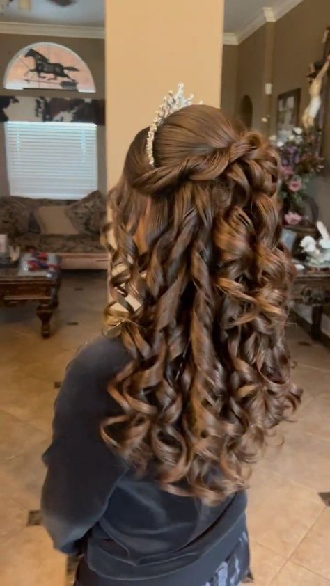 Sweet 16 Hairstyles, Hairstyles With Crown, Quince Hairstyles With Crown, Quinceanera Hairstyles, Quince Hairstyles, Crown Hairstyles, Homecoming Hairstyles, Down Hairstyles, Prom Hair