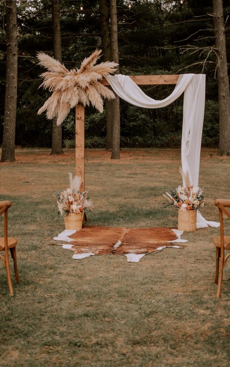 Beach Western Wedding, Western Wedding Color Themes, Boho Wedding Outside, Western Alter Wedding, Country Wedding Backdrop, Western Wedding Arch Rustic, Cowhide Rug Wedding Alter, Western Wedding Altar, Wedding Themes Western