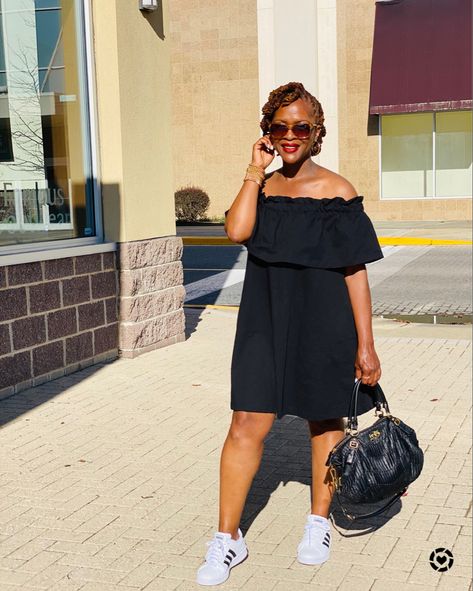 Dress With Black Converse, Black Dress And Sneakers Outfit, Black Dress With Sneakers, Dress With Converse, Dress And Sneakers Outfit, White Sneakers Outfit, Meeting Outfit, How To Wear Sneakers, Black High Top Sneakers