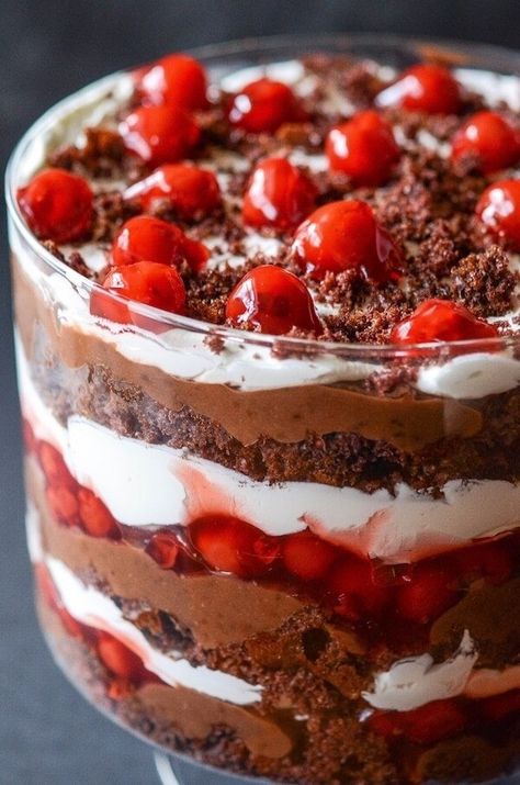 Black Forest Trifle Recipe, Christmas Trifle Recipes, Black Forest Trifle, Trifle Recipes Easy, Trifle Bowl Recipes, Easy Trifle, Pumpkin Cookies Healthy, Trifle Cake, Trifle Dessert Recipes