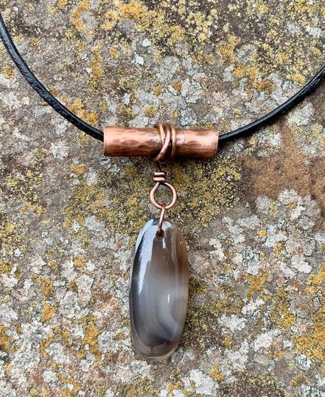 Wire Wrapped Mens Jewelry, Copper Necklace Handmade, Polished Rock Crafts, Rock Jewelry Diy, Stone Jewelry Diy, Leather Necklace Diy, Hammered Copper Jewelry, Wire Clasps, Metal Jewelry Handmade