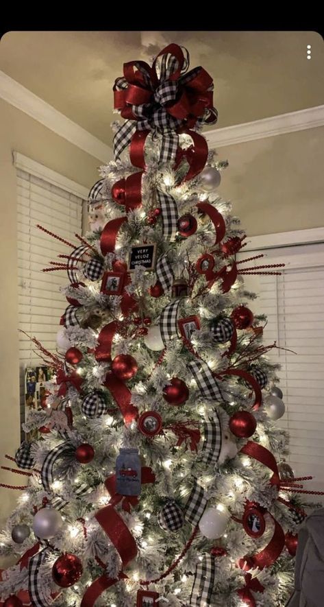 Black Plaid Tree With Red Accents Themed Christmas Tree Ideas, Christmas Goals, Gym Christmas, Christmas Tree Decorations Ribbon, Christmas Tree Decorated, Themed Christmas Tree, Buffalo Plaid Christmas Tree, Christmas Tree Decorating Themes, Bedroom Christmas