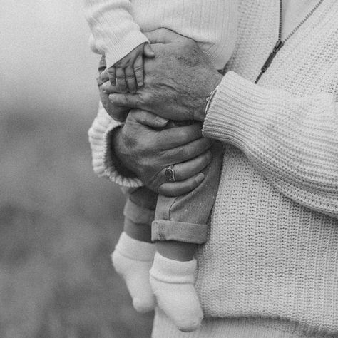 Grandpa And Granddaughter, Grandparents Photography, Newborn Family Pictures, Grandparent Photo, Baby Family, Family Pictures, Newborn Photos, Baby Photography, Baby Photos