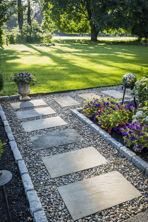 Ground Garden, Backyard Walkway, Walkway Landscaping, Side Yard Landscaping, Gravel Garden, Diy Backyard Landscaping, Farmhouse Front, Home Landscaping, Backyard Garden Design