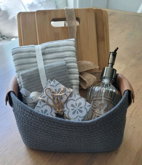 New House Gift Basket Ideas, Household Shower Gift Ideas, Simple Bridal Shower Gifts For Bride, Simple House Warming Gift, Bridal Shower Gift Baskets For Guests, House Warming Basket Diy, Home Warming Basket, Home Warming Gifts Ideas, Bathroom Gift Basket Ideas