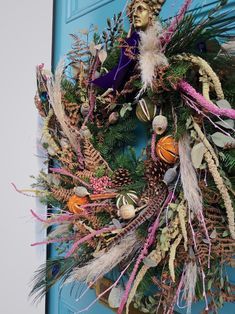 Dried Flower Xmas Tree, Festive Wreaths Diy, Autumn Dried Flower Wreath, Dried Christmas Wreath, Dried Flower Christmas Wreath, Autumn Door Wreath, Xmas Wreaths Ideas, Wreath Making Ideas, Christmas Wreath Pink