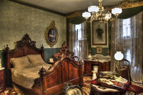 Victorian Bedrooms, Vintage Rooms, Victorian Room, Victorian Interior Design, Breakfast Rooms, Antique Bed, Aesthetic Interior Design, Bedroom Victorian, Victorian Home Interior