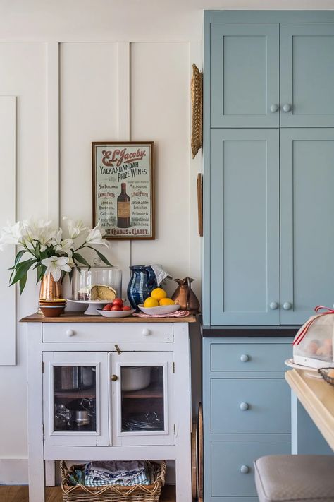 Cottage Kitchen Inspiration, Antique Kitchen Table, Unfitted Kitchen, Black Granite Countertops, Old Fireplace, Kitchen Black, Small Kitchens, Cottage Kitchens, Country Interior