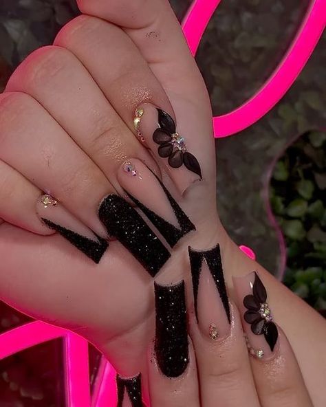 Acrylic Nail Designs Black Sparkle, Black Nails Ideas Birthday, 21 Bday Nails Ideas, Black Nails With Righnstones, Black Nails Fancy, Black Nails Set, Black Nail Designs With Flowers, Nail Inspo Black And Gold, Black Outfits Birthday