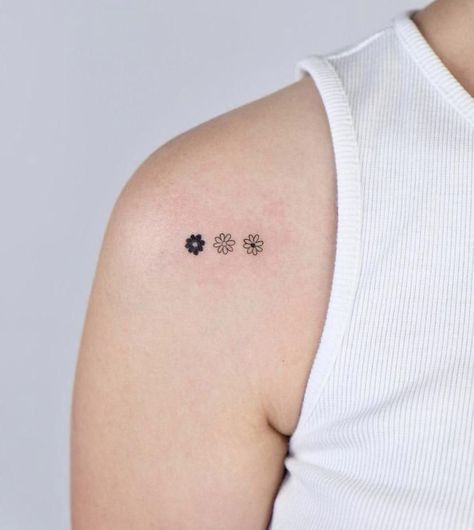 Minimal Tattoo Flower, Cute Flower Tattoos, Little Flower Tattoo, Tiny Flower Tattoo, Sis Tattoo, Trio Tattoos, Create Tattoo, Small Flower Tattoo, Designer Tattoo