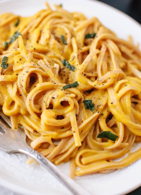 Super creamy (vegan) butternut squash linguine with fried sage - cookieandkate.com Fried Sage, Butternut Squash Sauce, Vegan Butternut Squash, Creamy Vegan Pasta, Resep Pasta, Vegan Pasta Recipes, Dinner Entrees, Vegan Pasta, Squash Recipes