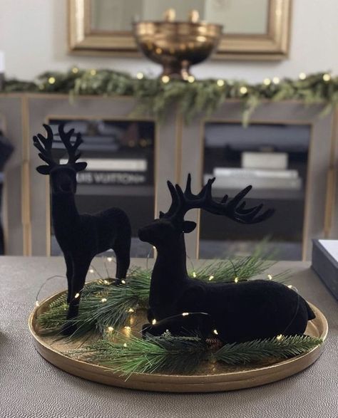 Black Christmas Decorations, Black Gold Christmas, Neutral Christmas Decor, Christmas Table Centerpieces, Dark Christmas, Modern Christmas Decor, Gold Christmas Decorations, Christmas Tree Inspiration, Christmas Themes Decorations