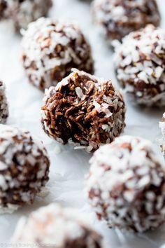 These no-bake chocolate and coconut snowball cookies are SO easy to make! Full of oats and cocoa and rolled in coconut to look like snowballs! Recipe on sallysbakingaddiction.com Coconut Snowball Cookies, Christmas Dessert Tray, Chocolate Snowballs, Snowballs Recipe, Coconut Truffles, Coconut Snowballs, Chocolate And Coconut, Chocolate Macaroons, Winter Baking