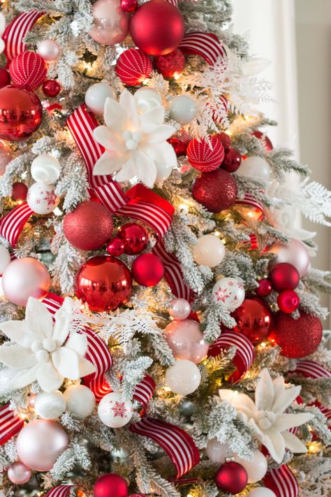 Red and White Christmas Tree - Handmade Farmhouse White Xmas Tree, Red And White Christmas Tree, Christmas Tree Inspo, Christmas Tree Decorated, Ideas Christmas Tree, Red And Gold Christmas Tree, Red Christmas Decor, Christmas Tree Decorating Themes, Flocked Christmas Trees Decorated