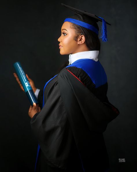 Convocation Studio Photoshoot, Graduation Shoot Poses, Convocation Shoot Ideas, Convocation Photography Picture Ideas, Creative Shot For Graduation Outfits, Convocation Photoshoot Ideas, Convocation Pose Photo Ideas, Convocation Outfit Ideas, Graduation Shoot Ideas Photoshoot