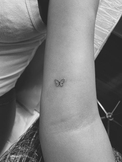 Minimalist Tattoo With Friends, Small Hand Tattoo Placement, Cute Dainty Tattoo Ideas, Tiny Tattoos White Ink, Aestic Tattoo Ideas, Tiny Back Of Arm Tattoo, Simple Small Hand Tattoos, Small Butterfly Tattoo Simple, Tiny Capricorn Tattoo