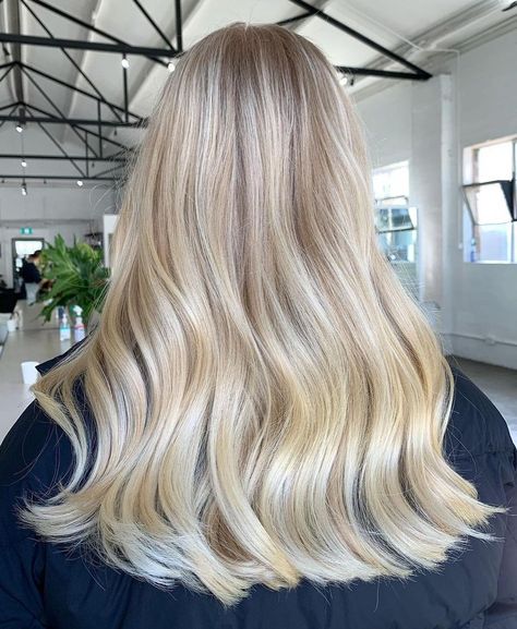 Neutral Blonde Balayage Dark Roots, Blonde Hair On Dark Hair, Blonde Balayage Dark Roots, Neutral Blonde Balayage, Creamy Blonde Hair, Cabello Aesthetic, Beach Blonde Hair, Blonde Hair Goals, Dark Blonde Hair Color