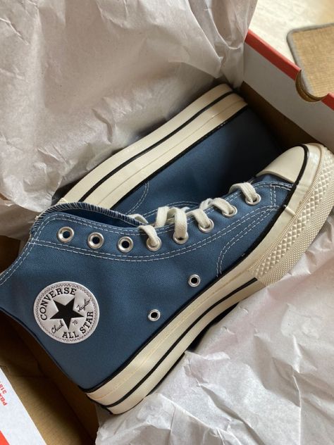 High Top Outfits, Converse Bleu, Blue Converse High Tops, Cute Converse Shoes, Cute Converse, Preppy Shoes, Blue Converse, Hype Shoes, Aesthetic Shoes