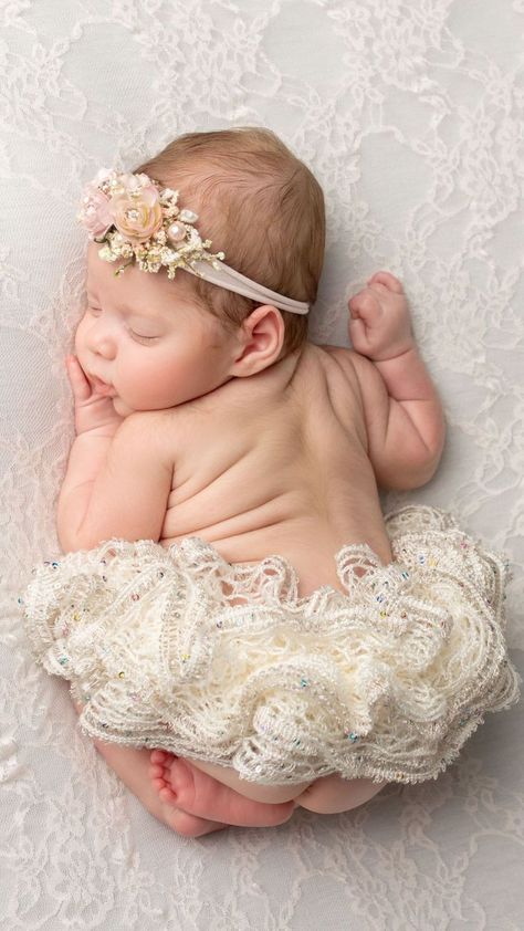 newborn photography girly ideas white Baby Monthly Photo Ideas, Photo Ideas At Home, Newborn Photo Pose, Newborn Photography Ideas, Newborn Family Pictures, Diy Newborn Photography, November Baby, Foto Newborn, Newborn Photography Poses