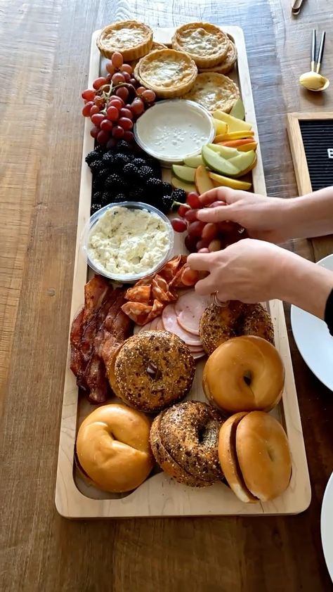 Christmas Food Charcuterie Board, Brunchmas Ideas, Brunch Thanksgiving, Christmas Breakfast Ideas Mornings, Christmas Morning Breakfast Easy, Brunch Board Christmas, Hosting Christmas Brunch, Christmas Morning Party Ideas, Easy Holiday Brunch Ideas