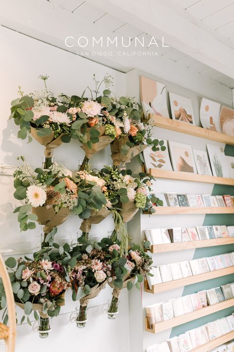 Retail Flower Shop, Boutique Flower Shop, Flower Boutique Ideas, Florist Organization Ideas, Flower Bar Display, Flower Shop Design Interiors, Small Flower Shop Interiors, Flower Store Design, Flower Store Aesthetic