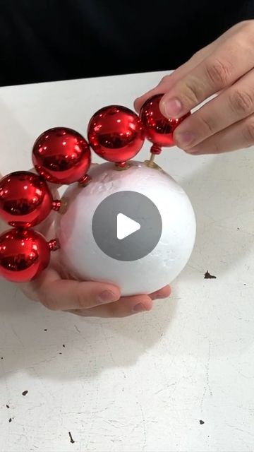 Ideas Decoracion Navidad, Dekoratívne Vence, Christmas Decorations Centerpiece, Office Candy, Christmas Balls Decorations, Ball Decorations, Barbie Diy, Holiday Crafts Christmas, Paper Towel Roll Crafts