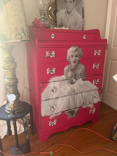 Marilyn Monroe Furniture, Marilyn Monroe Dresser, Marilyn Monroe Decor, Bedroom Makeover Diy, Vintage Furniture Design, Furniture Rehab, Diy Furniture Renovation, Cute Bedroom Decor, Furniture Renovation