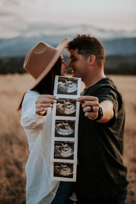 pregnancy announcement Holding Ultrasound Pictures, Sonogram Photoshoot Ideas, Maternity Pictures Announcement, Couples Announcement Pictures, Photos With Ultrasound Picture, Gender Reveal Poses Picture Ideas, Maternity Photo Shoot Ideas Ultrasound, Baby Reveal Ideas Photoshoot, Diy Home Pregnancy Photoshoot