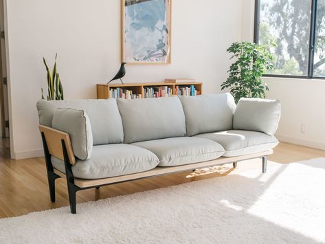 A plush, streamlined design, the new Floyd sofa looks like a million bucks but doesn't cost much, and you can even customize the fabric and dimensions Floyd Sofa, Minimalist Couch, Minimalist Dekor, Military Housing, Set Meja Makan, Cheap Sofas, Minimalist Sofa, Flat Pack Furniture, Minimalist Home Interior