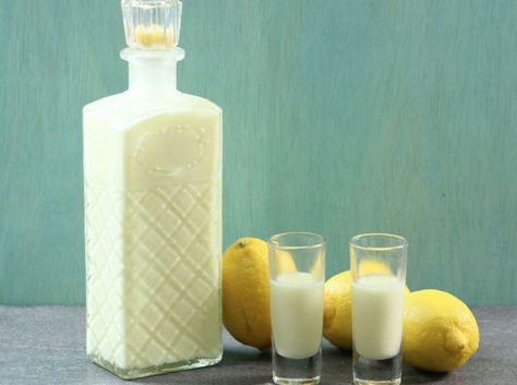 Lemoncello Recipes, Homemade Liqueur Recipes, Cooking With Nonna, Limoncello Recipe, Giada Recipes, Italian Liqueur, Entertaining Food, Homemade Liquor, Cranberry Pistachio