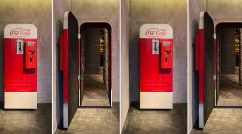 This vintage Coke vending machine is actually the door to a hidden speakeasy Speakeasy Door, Diy Esstisch, Secret Passage, Coke Machine, Basement Entrance, Hidden Bar, Vintage Coke, Secret Room, Hidden Rooms